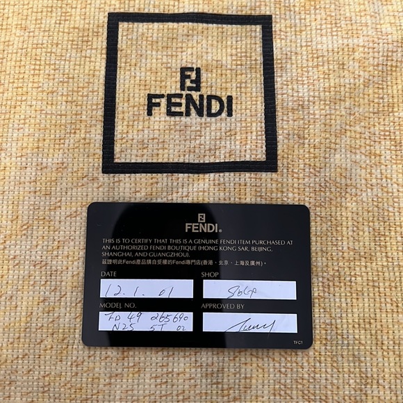 π₯ Vintage Fendi leather purse π₯ - Picture 16 of 16